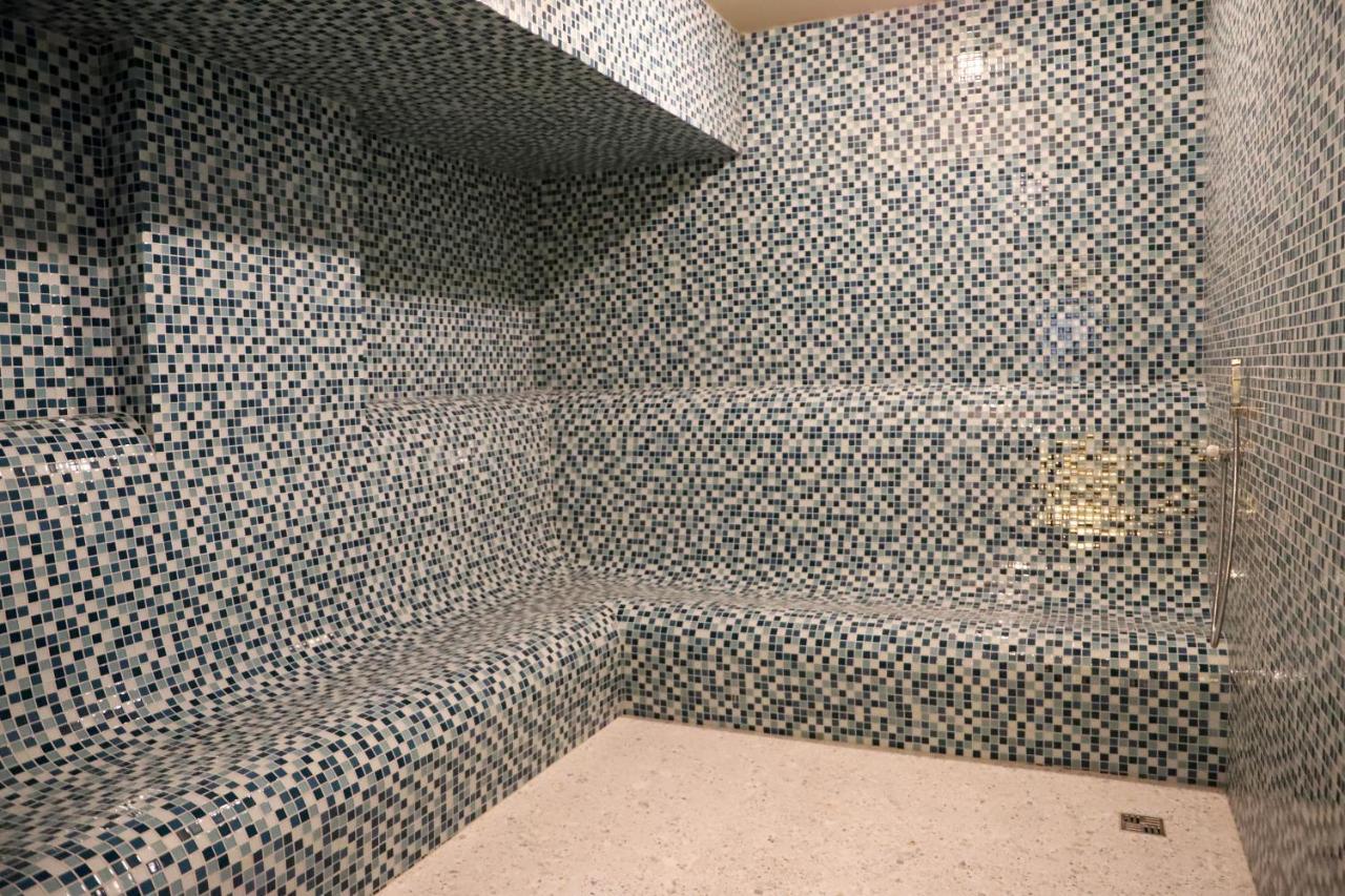 Hotel Colombo Berat Extérieur photo A shower with mosaic tiles