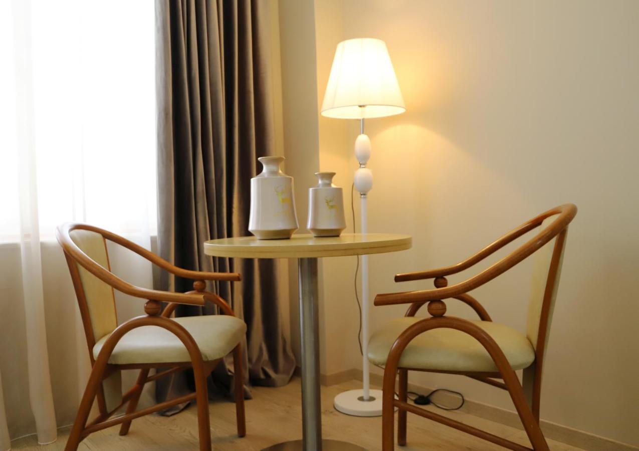 Hotel Colombo Berat Extérieur photo A table and two chairs