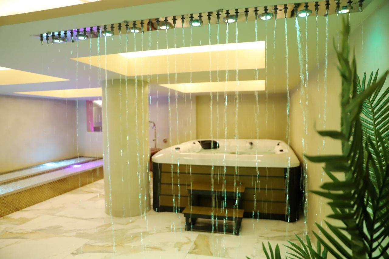 Hotel Colombo Berat Extérieur photo A modern spa