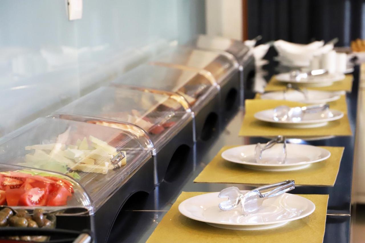 Hotel Colombo Berat Extérieur photo A buffet