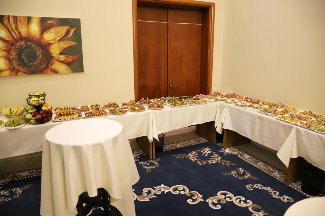 Hotel Colombo Berat Extérieur photo A buffet at a hotel