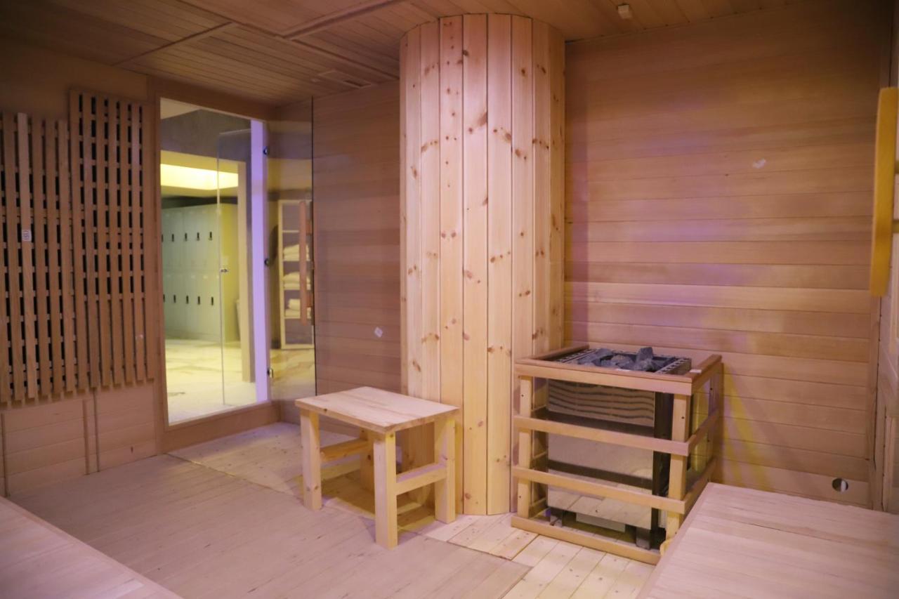 Hotel Colombo Berat Extérieur photo A modern Finnish sauna