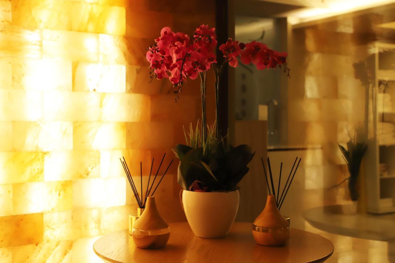 Hotel Colombo Berat Extérieur photo A reed diffuser