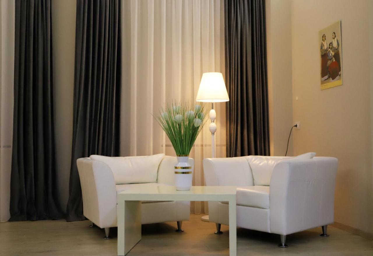Hotel Colombo Berat Extérieur photo A living room with curtains
