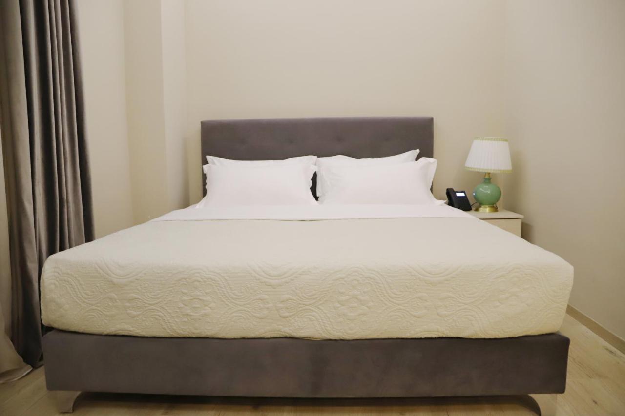 Hotel Colombo Berat Extérieur photo A bed
