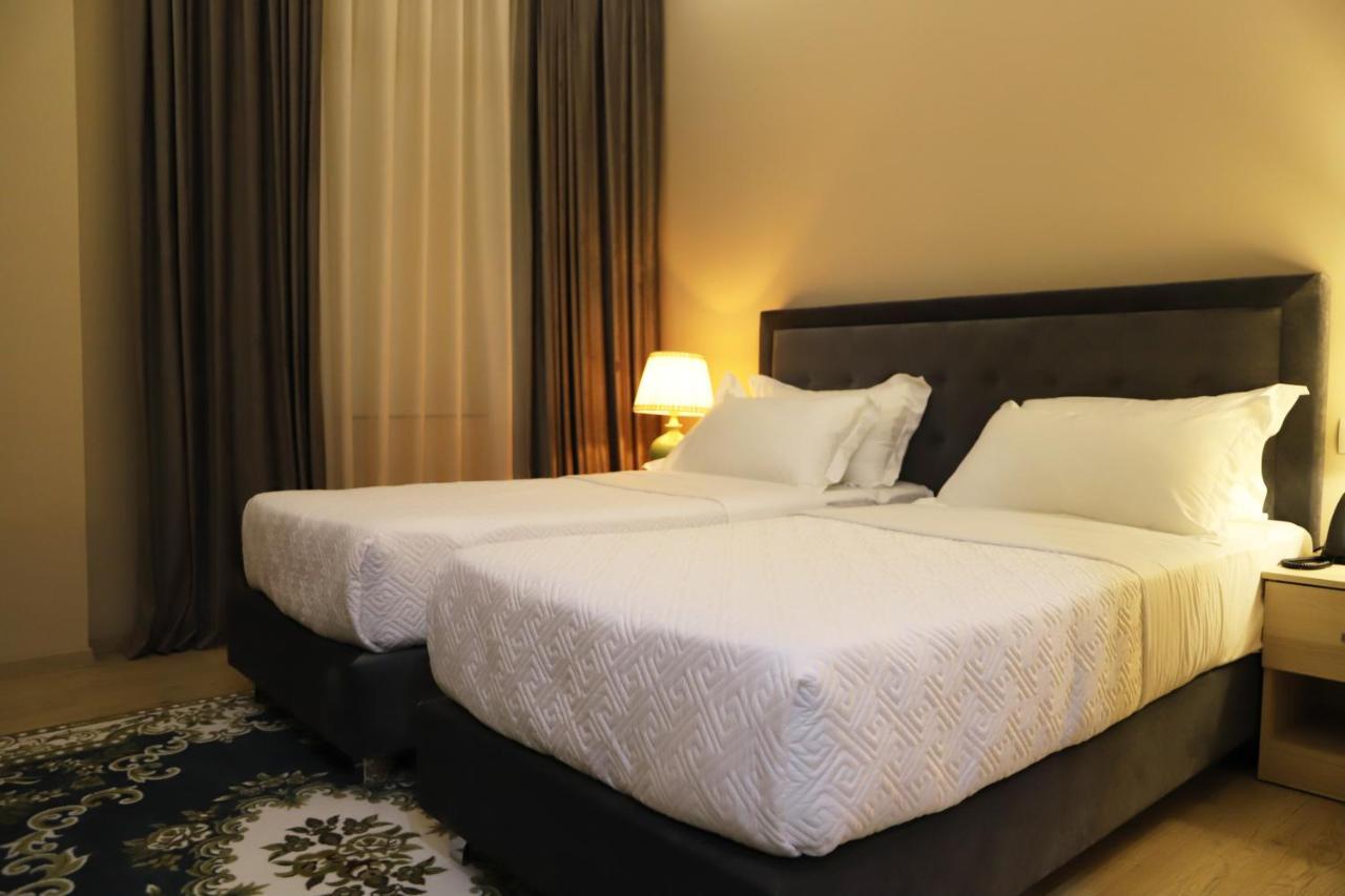 Hotel Colombo Berat Extérieur photo A bedroom in a hotel