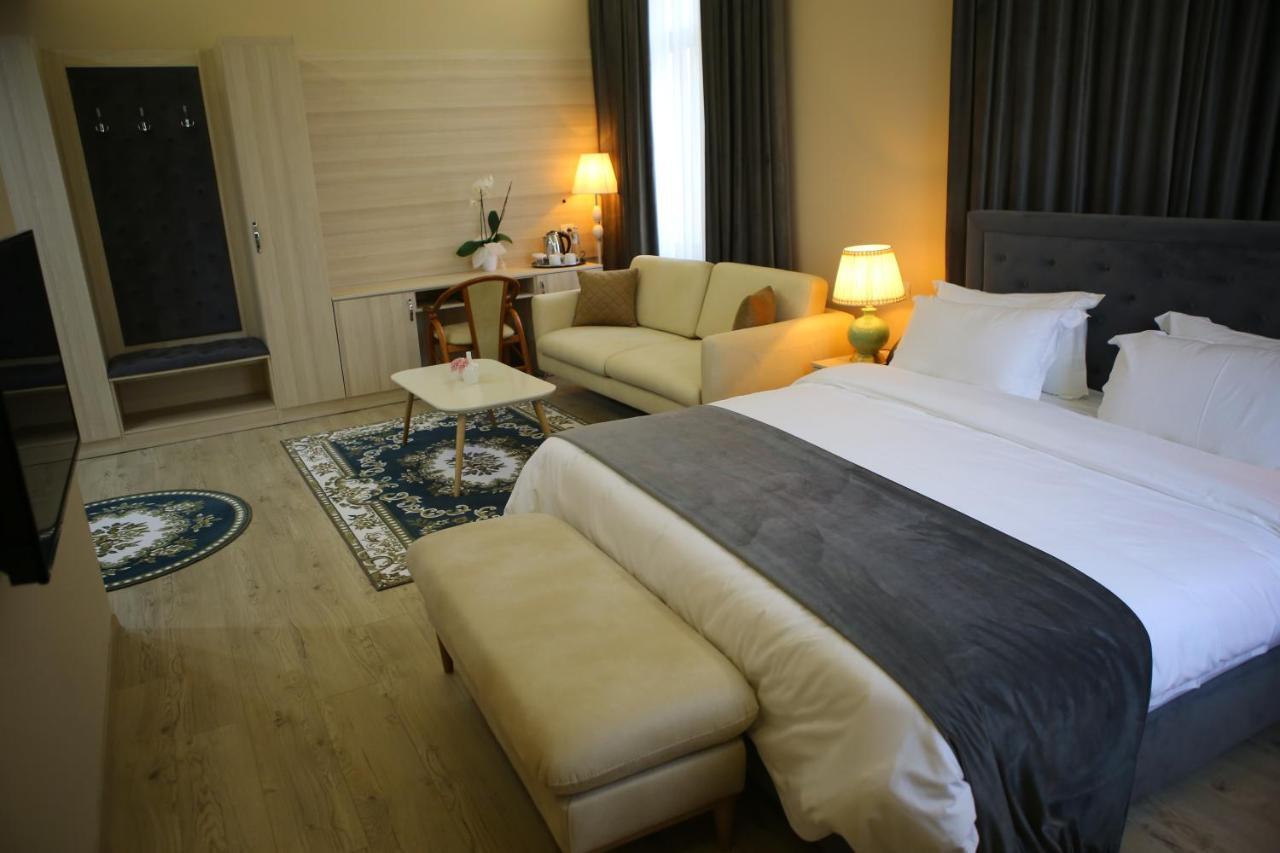 Hotel Colombo Berat Extérieur photo A bedroom at the hotel