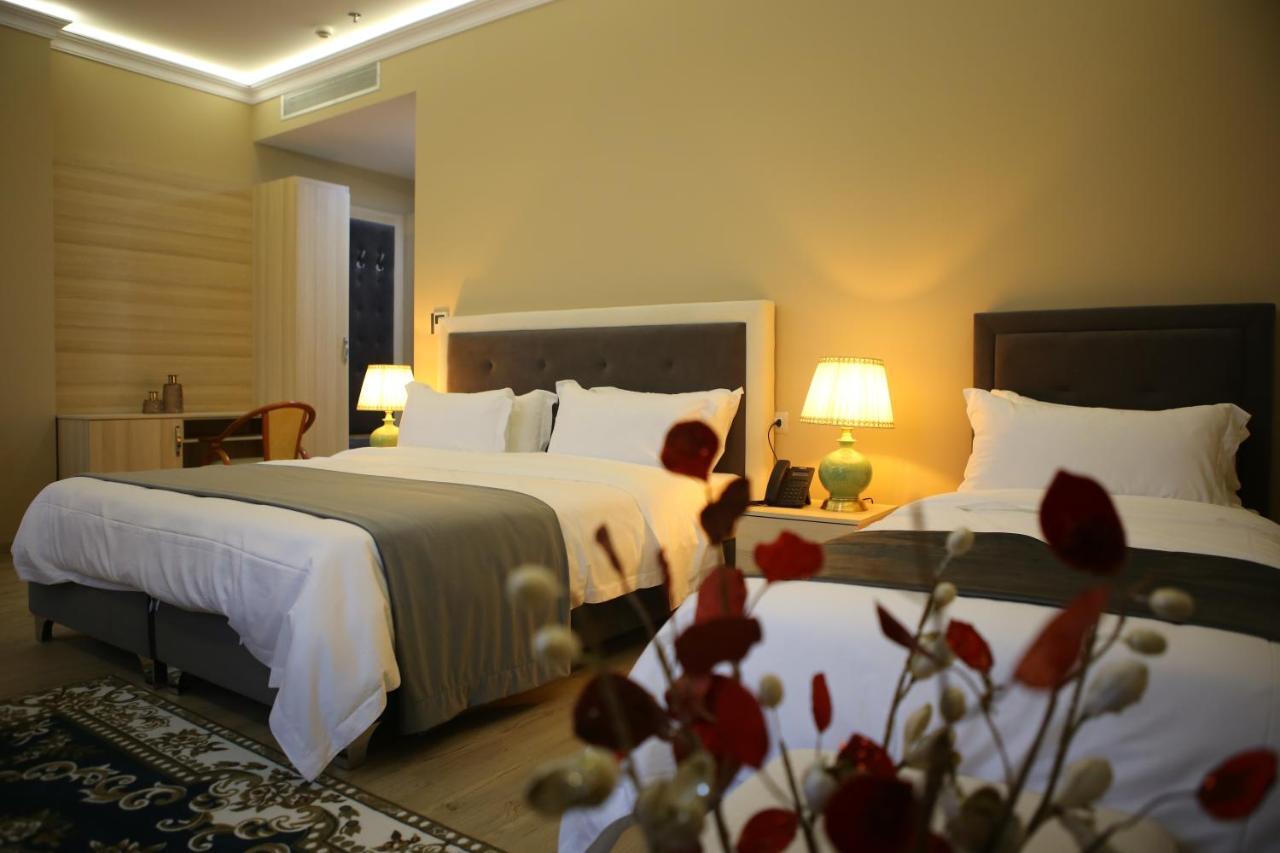 Hotel Colombo Berat Extérieur photo A room at the hotel