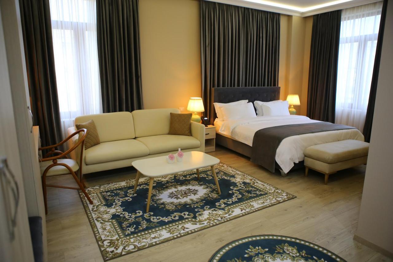 Hotel Colombo Berat Extérieur photo A bedroom in the hotel