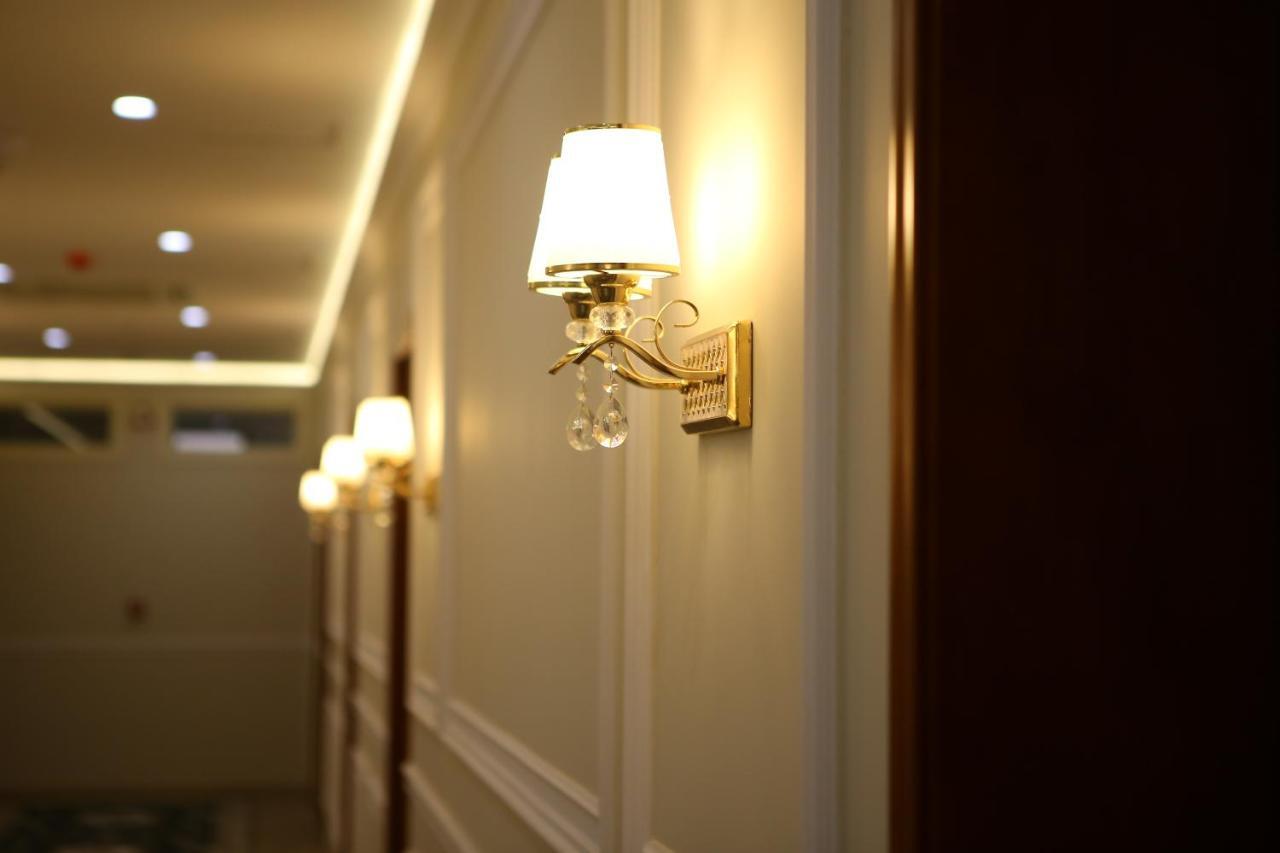 Hotel Colombo Berat Extérieur photo A wall light