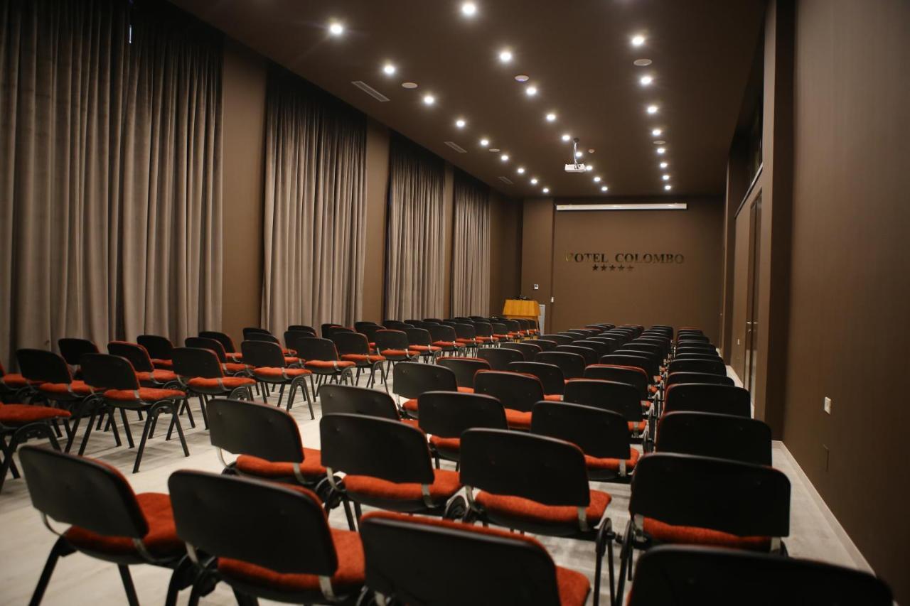 Hotel Colombo Berat Extérieur photo Auditorium