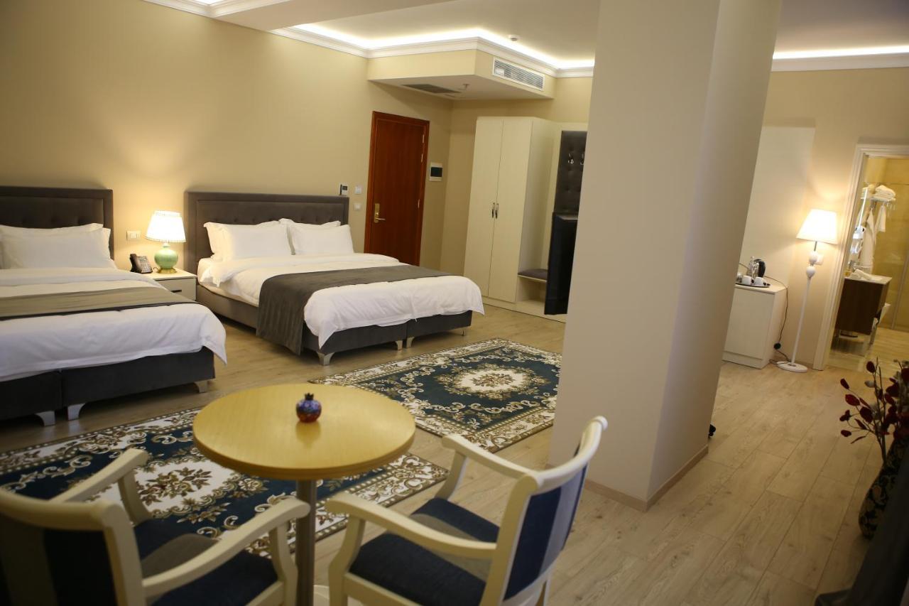Hotel Colombo Berat Extérieur photo A room at the hotel