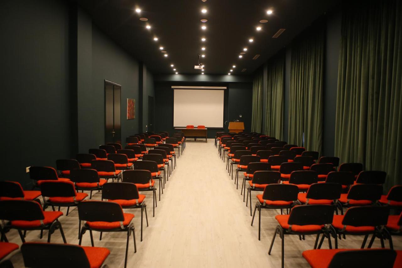 Hotel Colombo Berat Extérieur photo The auditorium
